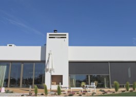 White house with doors in aluminum and zip screen