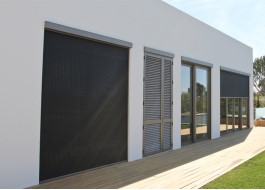 Casa branca com portas deslizantes em alumínio, chão em madeira e zipscreen